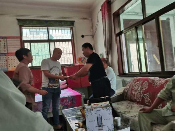 华浩轩公司开展为患病职工家属捐款送爱心活动