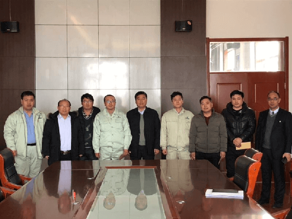 集团公司孔维国副总经理来华浩轩看望慰问困难职工